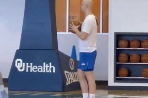 这大光头！患睾丸癌接受化疗的雷霆新秀托皮奇已经恢复训练了